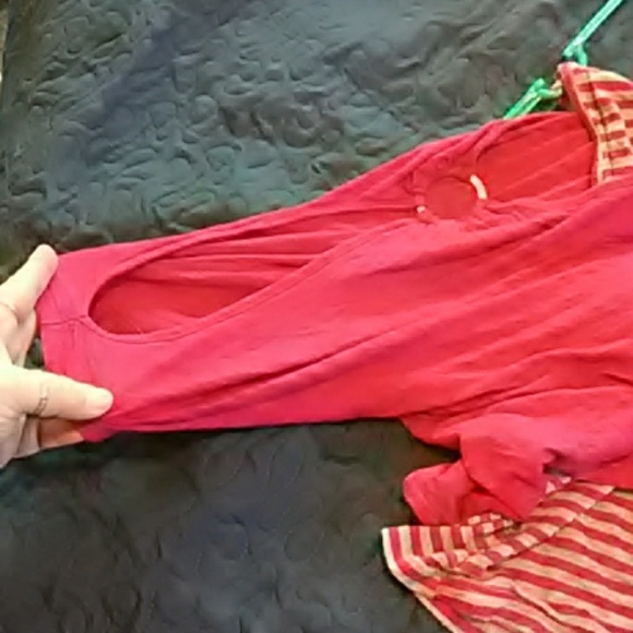 Cold shoulder/Off shoulder shirt w/ Tribal desig - Picture 3 of 4